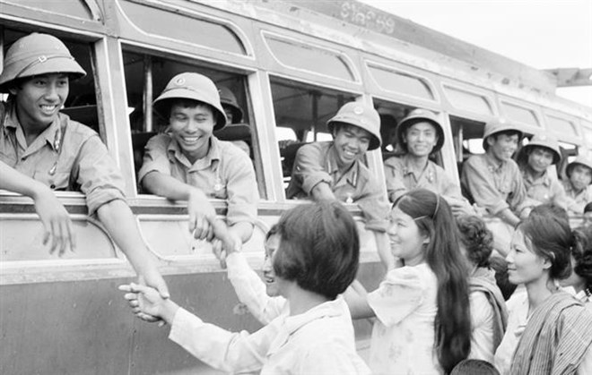 Nhân dân thủ đô Phnom Penh lưu luyến tiễn đưa các chiến sĩ quân tình nguyện Việt Nam hoàn thành nghĩa vụ quốc tế, lên đường trở về Tổ quốc. (Nguồn: TTXVN)