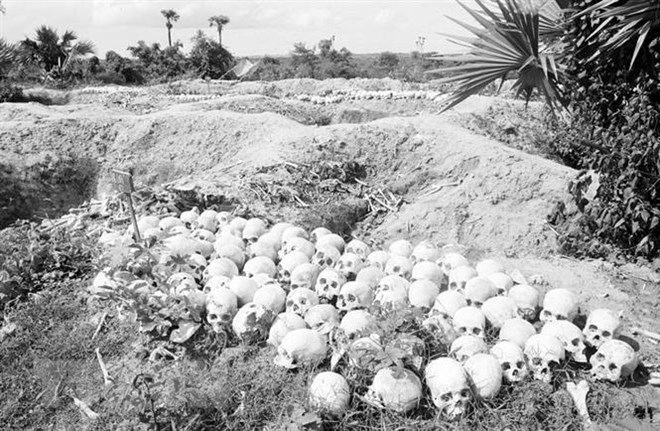Những hố chôn tập thể người dân vô tội bị bọn diệt chủng Pol Pot – Ieng Sary sát hại, được phát hiện sau ngày giải phóng 7/1/1979 tại “Cánh đồng chết” Choeung Ek, Campuchia. (Ảnh: Thế Trung/TTXVN)