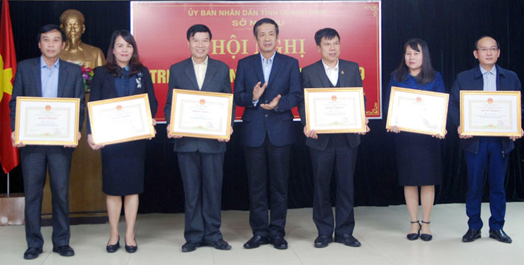 Đồng chí Trần Công Thuật, Phó Bí thư Thường trực Tỉnh ủy, Chủ tịch UBND tỉnh trao bằng khen cho các tập thể và cá nhân có thành tích xuất sắc.