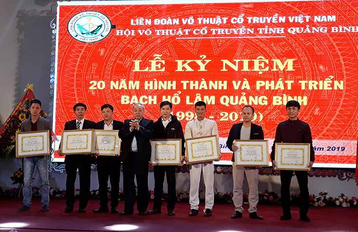 Đại diện Liên đoàn Võ thuật cổ truyền Việt Nam trao bằng khen cho các tập thể và cá nhân xuất sắc.