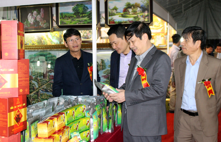 Các đại biểu tham quan các gian hàng tại hội chợ.