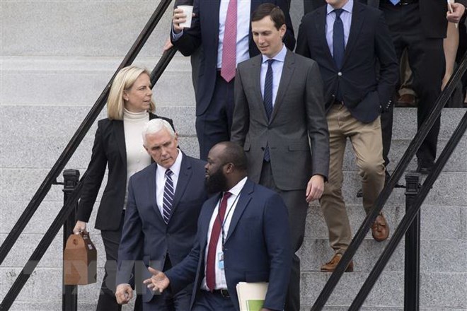 Phó Tổng thống Mỹ Mike Pence (thứ 2 trái), Cố vấn cấp cao của Nhà Trắng Jared Kushner (giữa) và Bộ trưởng An ninh Nội địa Kristjen Nielsen (trái) sau cuộc thảo luận với đại diện của đảng Dân chủ tại Washington, DC. (Nguồn: AFP/TTXVN)