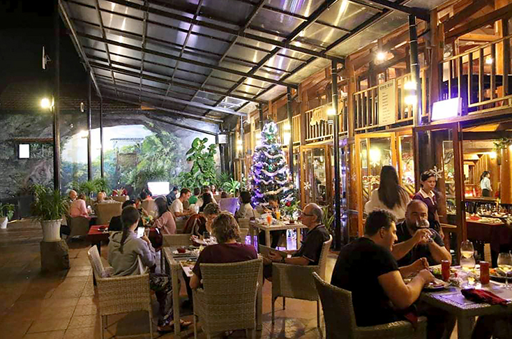 Du khách nước ngoài tham gia tiệc mừng giáng sinh tại Phong Nha Lake House Resort.