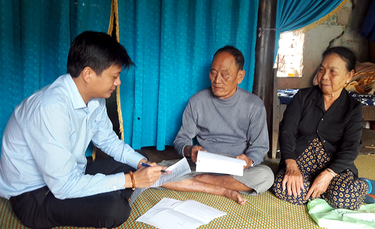 Vợ chồng cựu chiến binh Trần Văn Lung trao đổi với phóng viên Báo Quảng Bình.