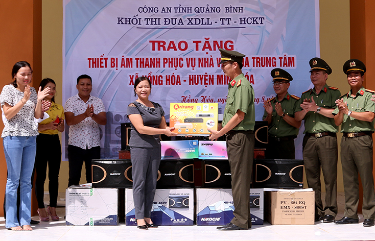 Bằng các hoạt động thiết thực, năm 2018, lực lượng Công an tỉnh đã tổ chức các hoạt động tình nghĩa, trao tặng nhân dân xã Hồng Hóa, huyện Minh Hóa với tổng số tiền hơn 500 triệu đồng.