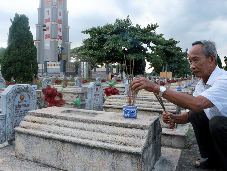 Ông Nguyễn Đức Nhậm đang dâng hương tại Nghĩa trang liệt sỹ xã Mai Thủy.