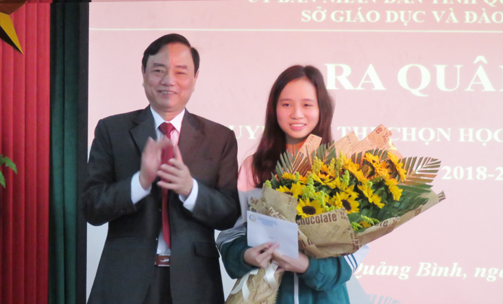 Thừa uỷ quyền của lãnh đạo tỉnh, đồng chí Đinh Quý Nhân, Tỉnh ủy viên, Giám đốc Sở Giáo dục-Đào tạo tặng hoa và quà chúc mừng các đội tuyển.