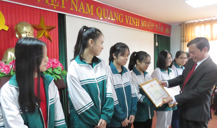 Giám đốc Sở Giáo dục-Đào tạo trao giấy khen và phần thưởng cho các em học sinh tham dự Kỳ thi chọn học sinh giỏi Quốc gia năm học 2018-2019.