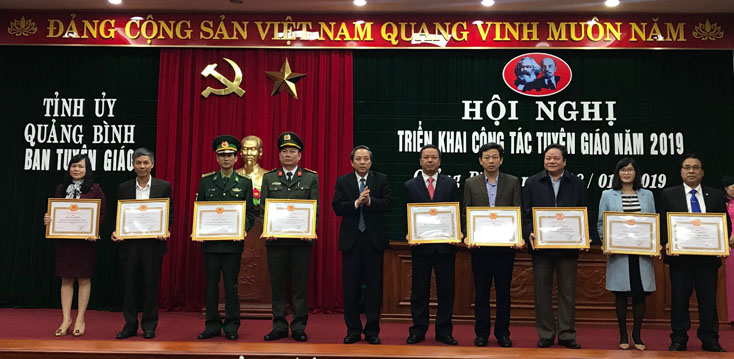 Đồng chí Bí thư Tỉnh ủy Hoàng Đăng Quang tặng bằng khen cho 10 tập thể đạt thành tích xuất sắc trong công tác tuyên giáo năm 2018