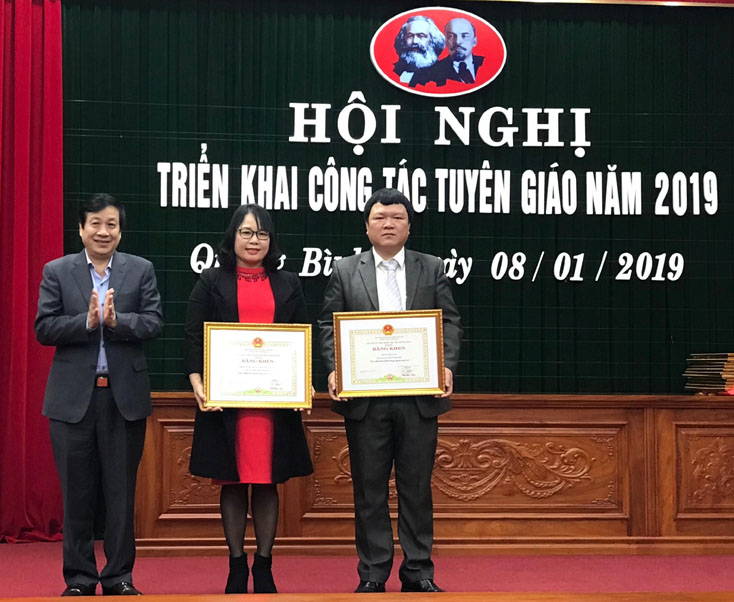Đồng chí Phó Chủ tịch Thường trực UBND tỉnh Nguyễn Xuân Quang trao bằng khen của Chủ tịch UBND tỉnh cho 2 tập thể
