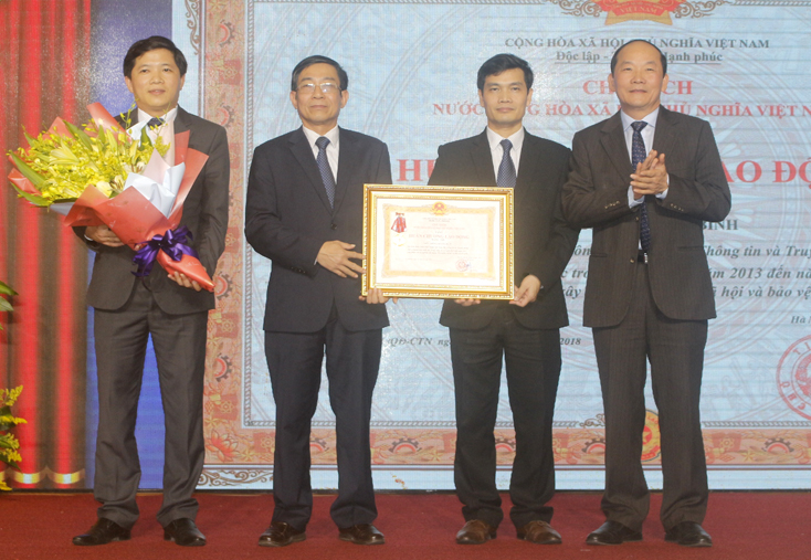 Thừa ủy quyền của Chủ tịch nước, đồng chí Trần Xuân Vinh, Trưởng Ban Tổ chức Tỉnh ủy trao Huân chương Lao động hạng Nhì cho VNPT Quảng Bình.  