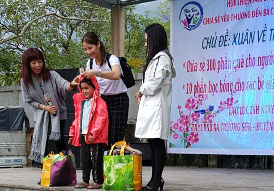 Các nghệ sỹ trao học bổng động viên học sinh ở xã Trường Sơn.