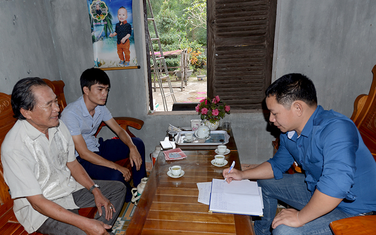 Ông Nguyễn Thanh Thiếu đang trò chuyện với phóng viên về quá trình sưu tầm, sáng tác hò khơi và hò nậu xăm.    