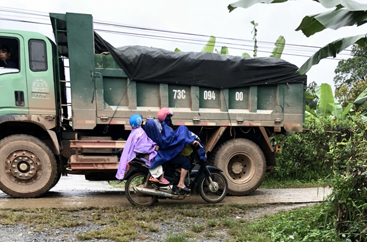 Xe tải trọng lớn lưu thông trên đường “nông thôn mới”.