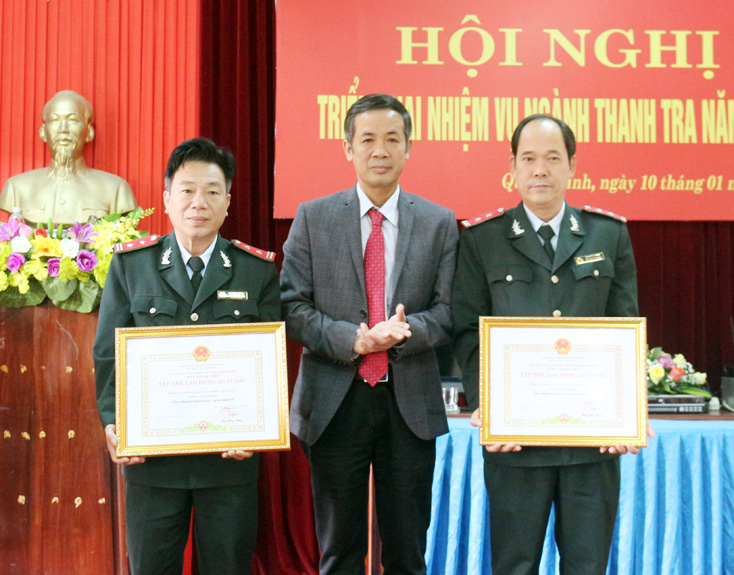 Đồng chí Trần Công Thuật, Phó Bí thư Thường trực Tỉnh ủy, Chủ tịch UBND tỉnh tặng bằng khen cho 2 tập thể lao động xuất sắc.