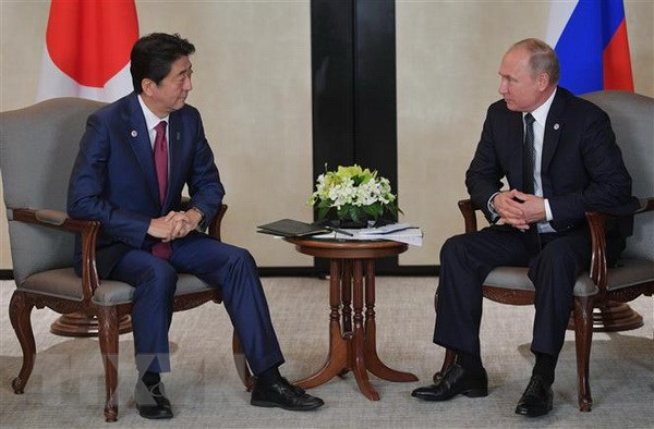 Thủ tướng Nhật Bản Shinzo Abe (trái) trong cuộc gặp Tổng thống Nga Vladimir Putin (phải) tại Singapore ngày 14-11-2018. (Ảnh: AFP/TTXVN)
