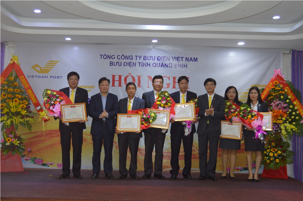 Đồng chí Phó Chủ tịch UBND tỉnh Nguyễn Tiến Hoàng và lãnh đạo Tổng Công ty Bưu điện Việt Nam tặng bằng khen và hoa cho các tập thể thuộc Bưu điện tỉnh vì những thành tích xuất sắc trong năm 2018.