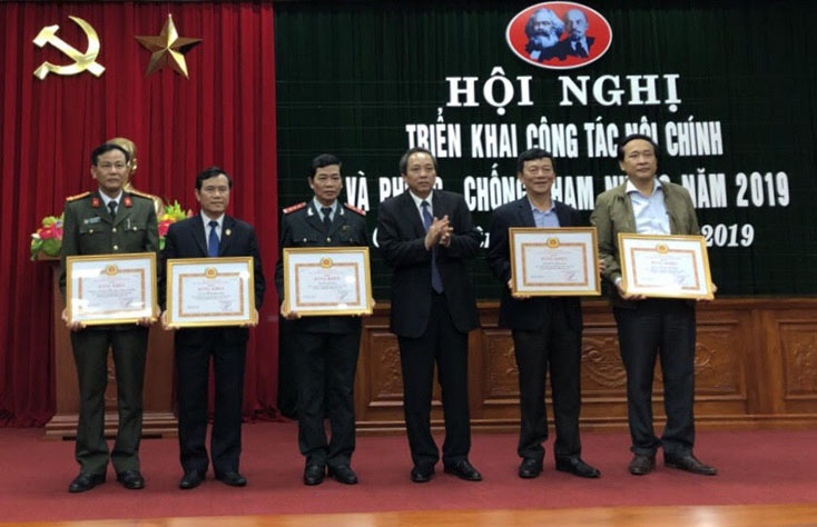 Đồng chí Bí thư Tỉnh ủy Hoàng Đăng Quang tặng bằng khen của Ban Thường vụ Tỉnh ủy cho 5 tập thể