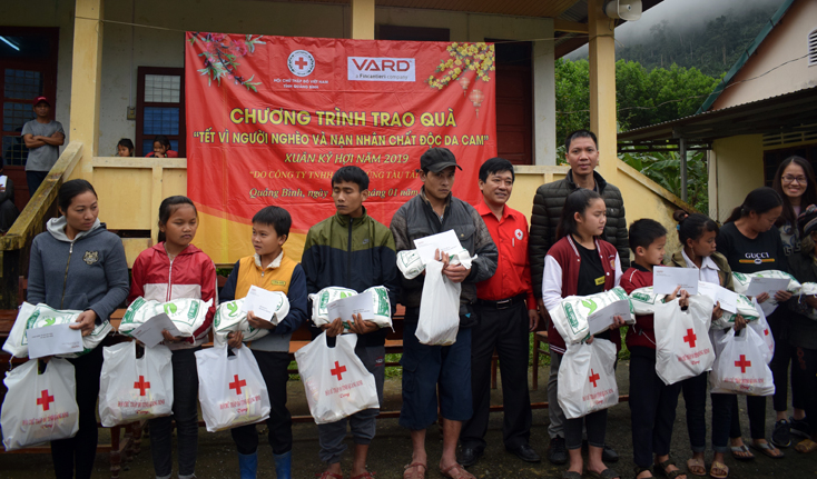  Hội Chữ Thập đỏ tỉnh phối hợp với Công ty TNHH Vard Vũng Tàu trao quà hỗ trợ cho người nghèo, nạn nhân chất độc da cam tại xã Thượng Hóa (Minh Hóa)