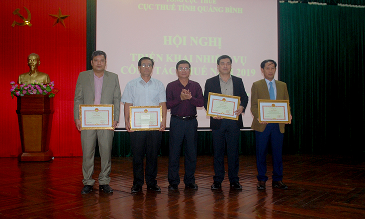 Đồng chí Trần Tiến Dũng, Phó Chủ tịch UBND tỉnh trao bằng khen của Bộ Tài chính cho các đơn vị có thành tích xuất sắc năm 2018.