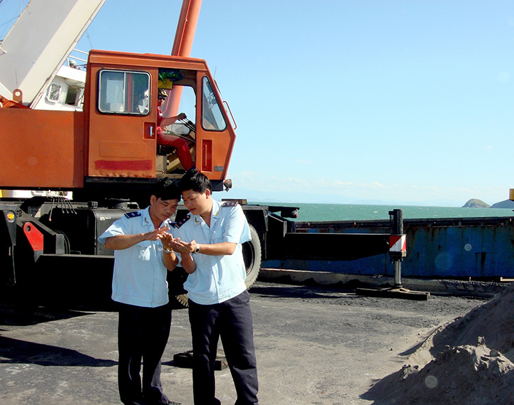 Cán bộ hải quan kiểm tra hàng hóa xuất nhập khẩu tại cảng Hòn La. 