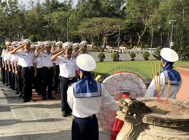 Ảnh 1: Đoàn công tác BTL vùng 2 Hải Quân dâng hương nghĩa trang liệt sỹ Hàng Dương.