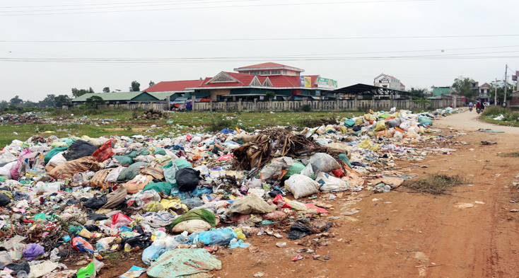 Rác ứ động, vung vãi tràn lan ở điểm tập kết rác thải xã Quảng Hòa (ảnh chụp chiều ngày 10-1) 