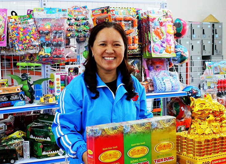 Chị Bùi Thị Bình tất bật chuẩn bị hàng hóa cuối năm tại siêu thị Bình Minh Mart.