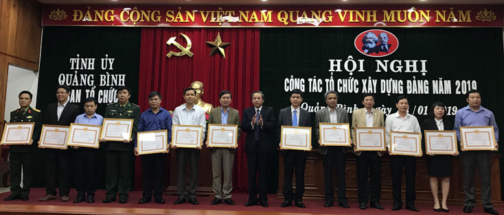 Đồng chí Bí thư Tỉnh ủy Hoàng Đăng Quang tặng bằng khen cho các tập thể đạt thành tích xuất sắc trong công tác xây dựng Đảng năm 2018