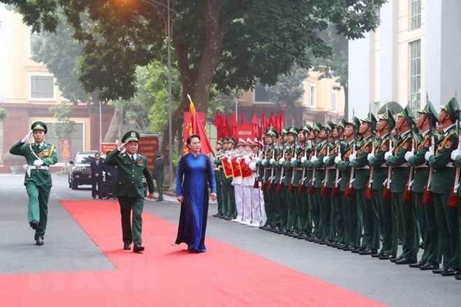 Chủ tịch Quốc hội Nguyễn Thị Kim Ngân duyệt đội danh dự. (Ảnh: Trọng Đức/TTXVN)