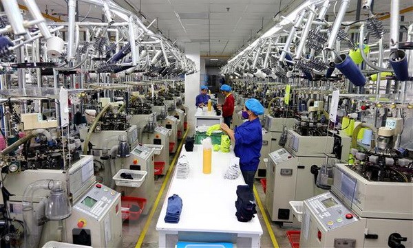 Dây chuyền sản xuất tất tại Công ty TNHH Dệt Nhuộm Jasan Việt Nam, vốn đầu tư của Trung Quốc, tại khu công nghiệp VSIP Hải Phòng. (Ảnh: Danh Lam/TTXVN)