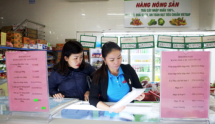 Người tiêu dùng lựa chọn sản phẩm thủy sản khai thác truy xuất được nguồn gốc tại siêu thị Bình Minh (Bố Trạch).