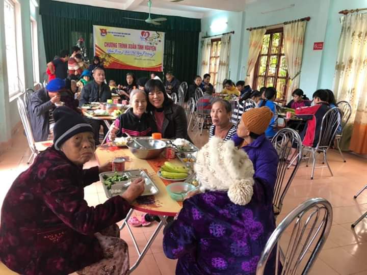 Đoàn Khối các cơ quan tỉnh thực hiện bữa cơm “kết nối yêu thương” tại Trung tâm Bảo trợ xã hội trong dịp đầu xuân 2019.  