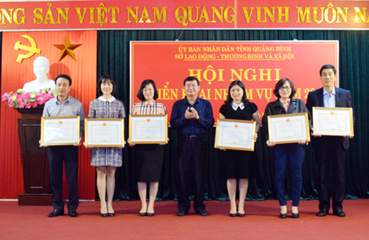 Đồng chí Trần Tiến Dũng, Phó Chủ tịch UBND tỉnh trao danh hiệu Tập thể lao động xuất sắc cho 6 tập thể.