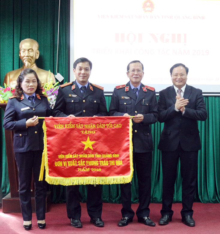 Đồng chí Lê Minh Ngân, Tỉnh ủy viên, Phó Chủ tịch UBND tỉnh trao cờ thi đua của ngành kiểm sát nhân dân cho tập thể VKSND tỉnh.