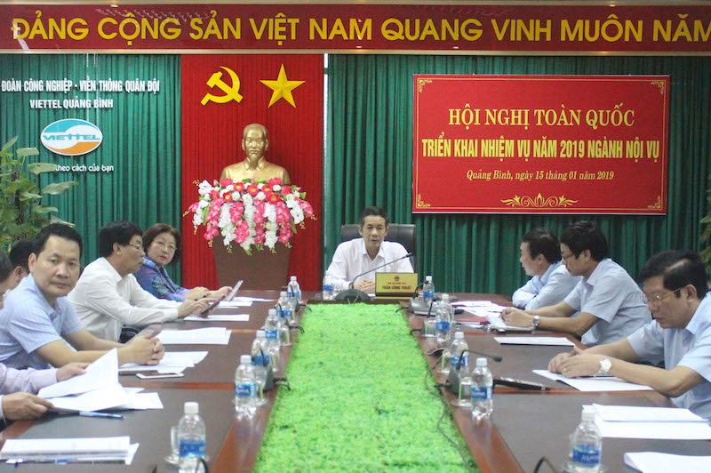 Đồng chí Chủ tịch UBND tỉnh Trần Công Thuật điều hành hội nghị tại điểm cầu Quảng Bình