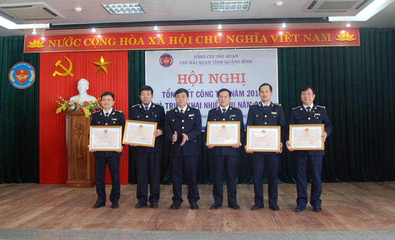 Đồng chí Lê Chí Hồng, Cục trưởng Cục Hải quan Quảng Bình trao bằng khen của Bộ Tài chính cho các tập thể có thành tích xuất sắc.