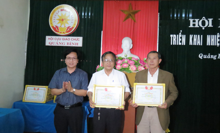 Ông Nguyễn Tất Thiện, Chủ tịch Công đoàn ngành Giáo dục Quảng Bình trao giấy khen cho 2 tập thể có thành tích xuất sắc là Huyện hội Quảng Trạch và Huyện hội Lệ Thuỷ.