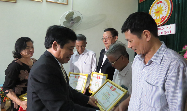 Ông Phan Xuân Luật, Chủ tịch Hội CGC tỉnh trao giấy khen cho các hội cơ sở có nhiều thành tích trong năm 2018.