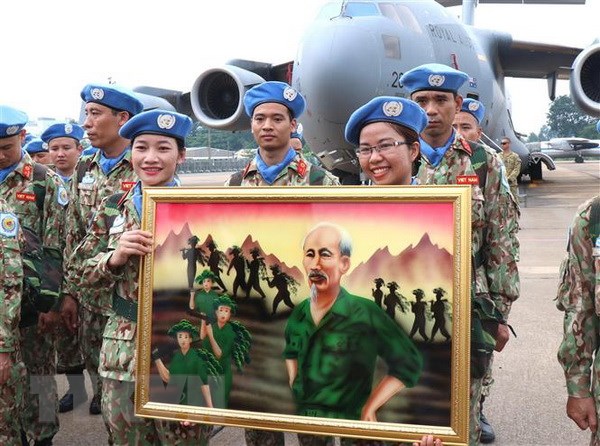 Các sỹ quan, chiến sỹ quân y mang theo bức tranh Bác vẫn cùng chúng cháu hành quân lên đường nhận nhiệm vụ. (Ảnh: Xuân Khu/TTXVN)