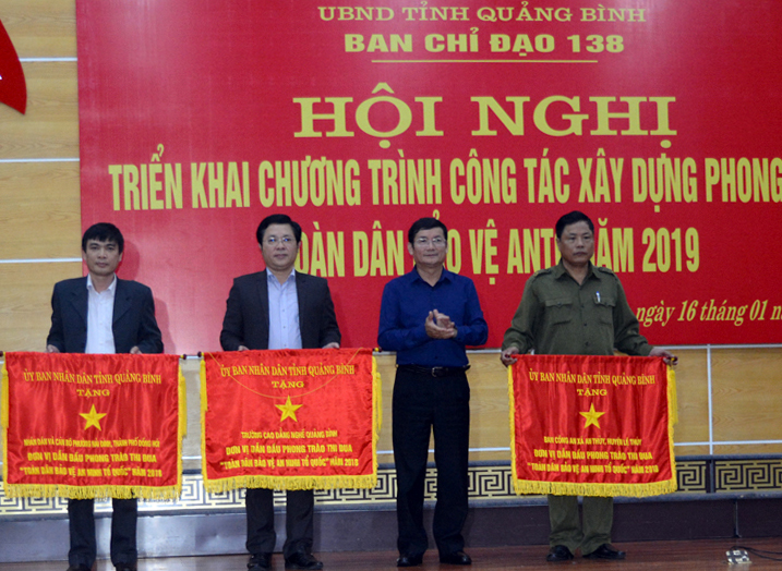 Đồng chí Trần Tiến Dũng, Phó Chủ tịch UBND tỉnh trao Cờ thi đua của UBND tỉnh cho các đơn vị dẫn đầu phong trào thi đua.