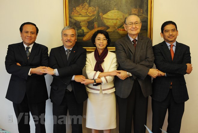 Các Đại sứ Malaysia, Philippines, Thái Lan, Việt Nam và Indonesia. (Ảnh: Việt Hùng/Vietnam+)