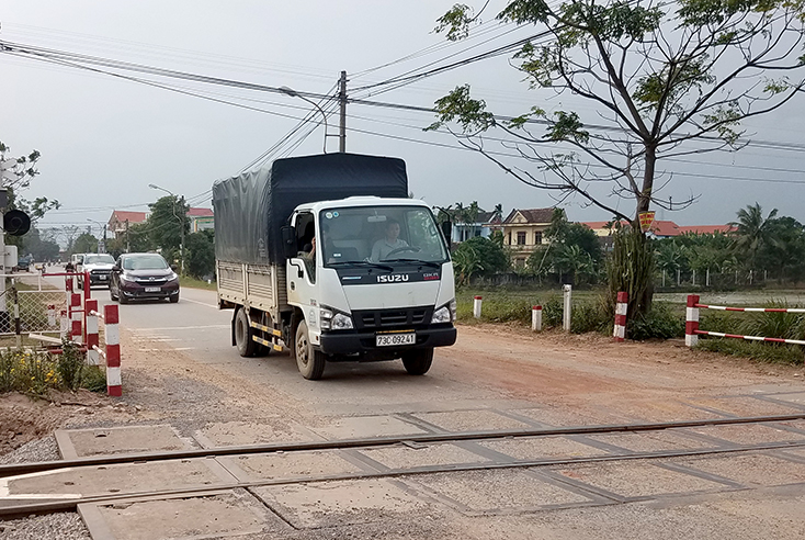 Tại các trạm gác chắn đường ngang, lưu lượng phương tiện qua lại nhiều, luôn tiềm ẩn nguy cơ mất ATGT đường sắt.    