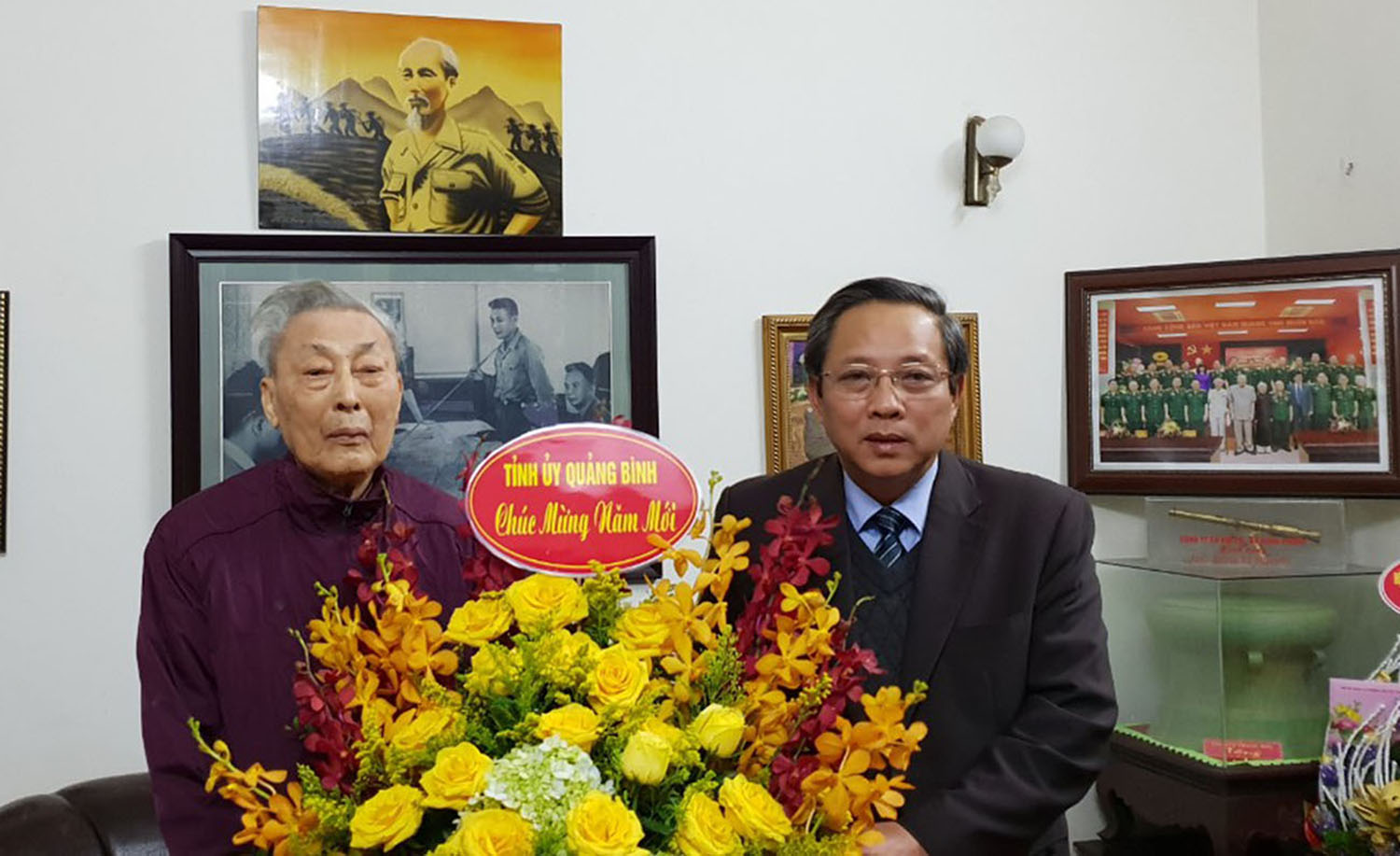 Đồng chí Bí thư Tỉnh uỷ Hoàng Đăng Quang tặng hoa chúc mừng Trung ương Đồng Sỹ Nguyên