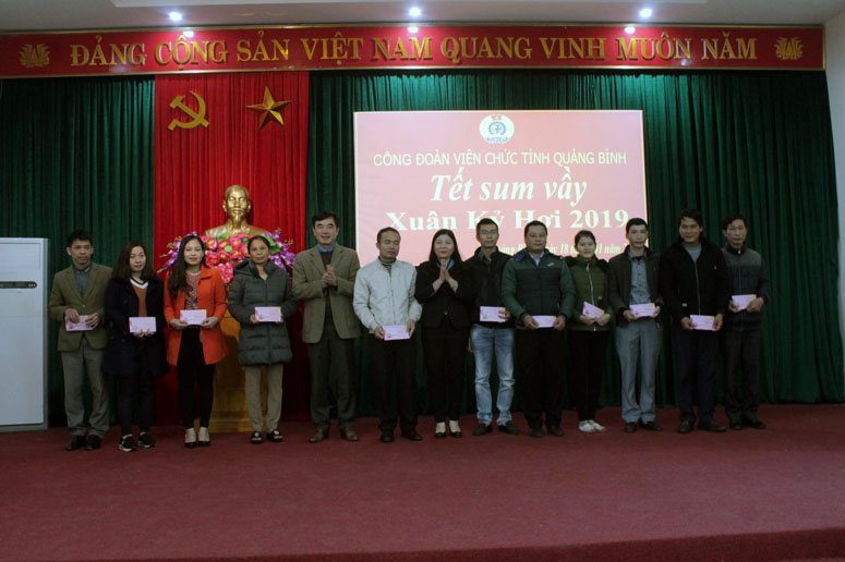 Lãnh đạo LĐLĐ tỉnh và Công đoàn Viên chức trao quà Tết cho đoàn viên có hoàn cảnh khó khăn.
