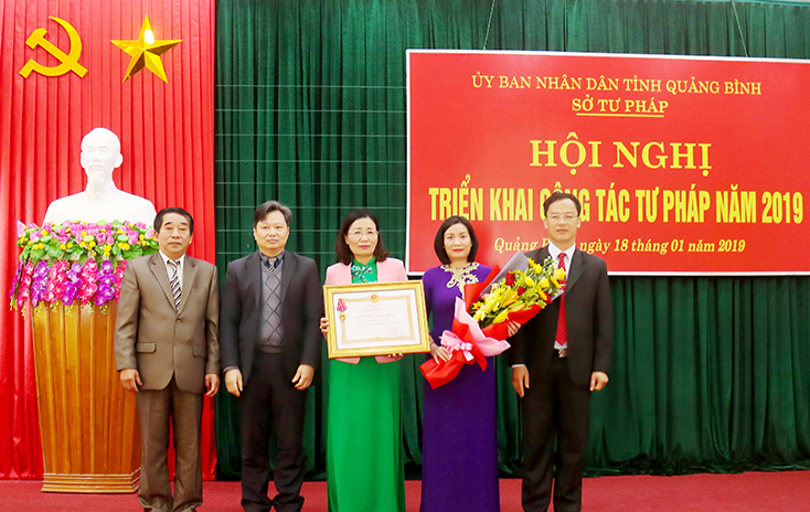 Thừa ủy quyền Chủ tịch nước, đồng chí Nguyễn Tiến Hoàng, Phó Chủ tịch UBND tỉnh trao Huân chương Lao động hạng Nhì cho Sở Tư pháp tỉnh Quảng Bình.