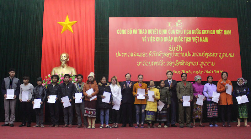 Các đồng chí Thứ trưởng Bộ Tư pháp Nguyễn Khánh Ngọc và Phó Chủ tịch UBND tỉnh Lê Minh Ngân trao quyết định cho các công dân