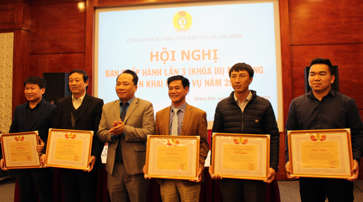Thừa ủy quyền của BCH Công đoàn ngành Công thương Việt Nam, đại diện lãnh đạo Công đoàn ngành Công thương Quảng Bình tặng bằng khen cho các cá nhân, tập thể có thành tích xuất sắc.