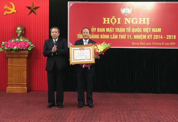 Thừa ủy quyền của Thủ Tướng Chính phủ, đồng chí Bí thư Tỉnh ủy Hoàng Đăng Quang trao danh hiệu Chiến sỹ thi đua toàn quốc cho đồng chí Chủ tịch Uỷ ban MTTQVN tỉnh Trần Văn Tuân