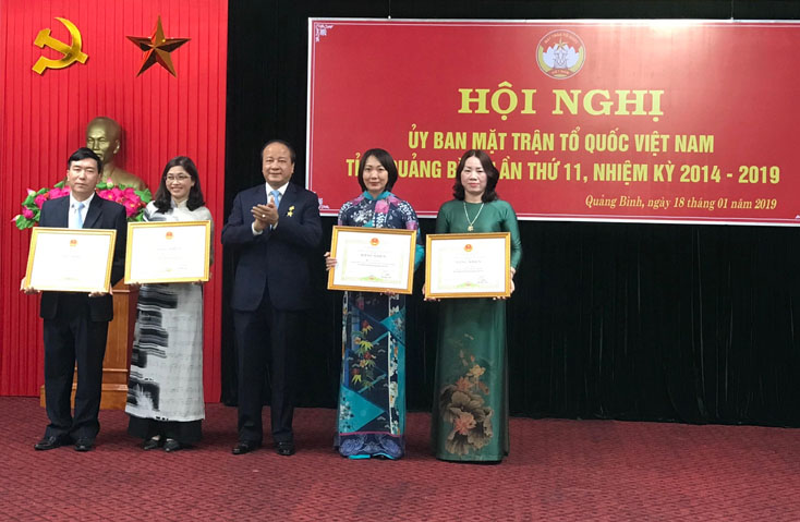 Đồng chí Chủ tịch Uỷ ban MTTQVN tỉnh Trần Văn Tuân trao bằng khen của Chủ tịch UBND tỉnh cho các tập thể và cá nhân